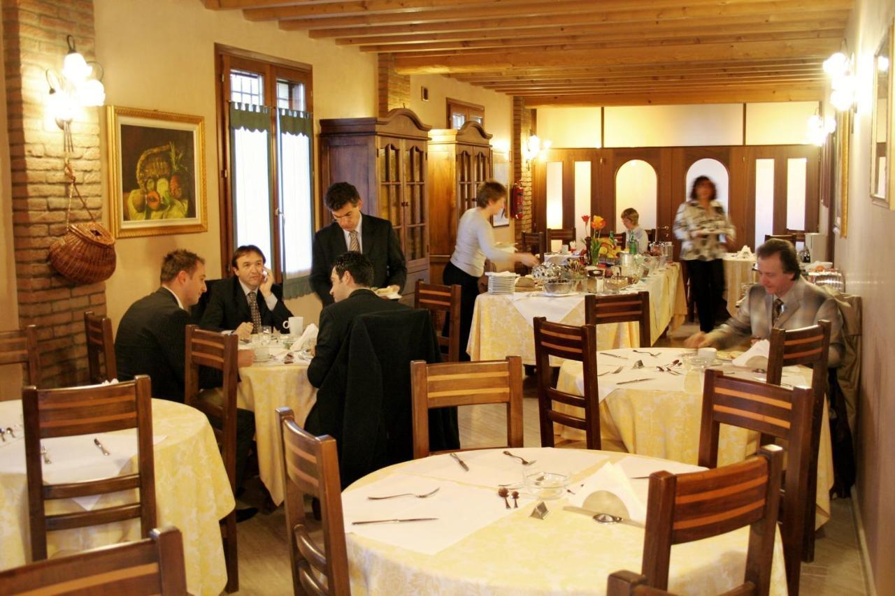 Hotel Corte Vecchia San Prospero ภายนอก รูปภาพ
