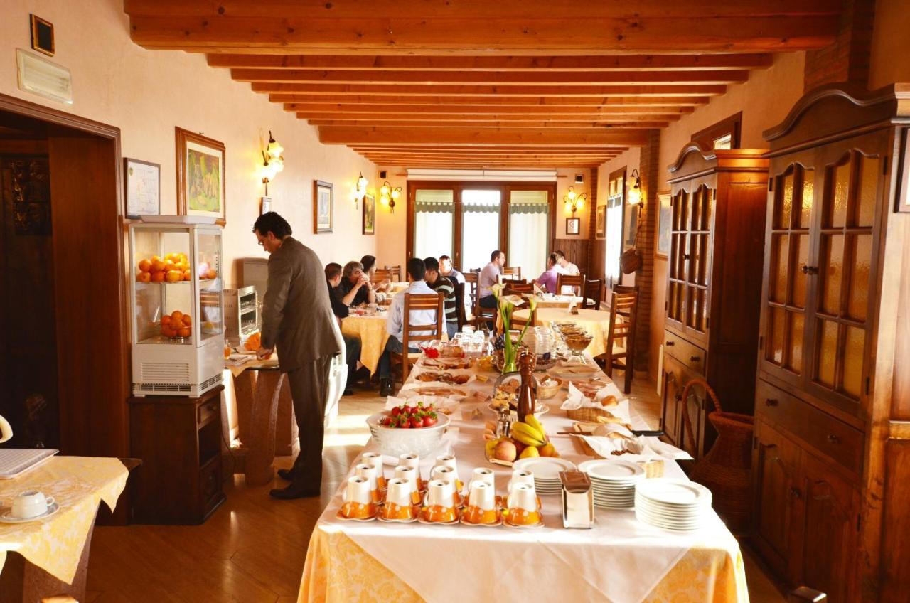 Hotel Corte Vecchia San Prospero ภายนอก รูปภาพ
