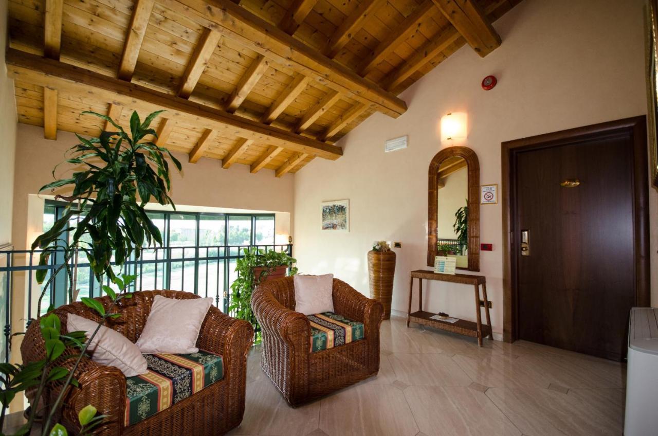 Hotel Corte Vecchia San Prospero ภายนอก รูปภาพ