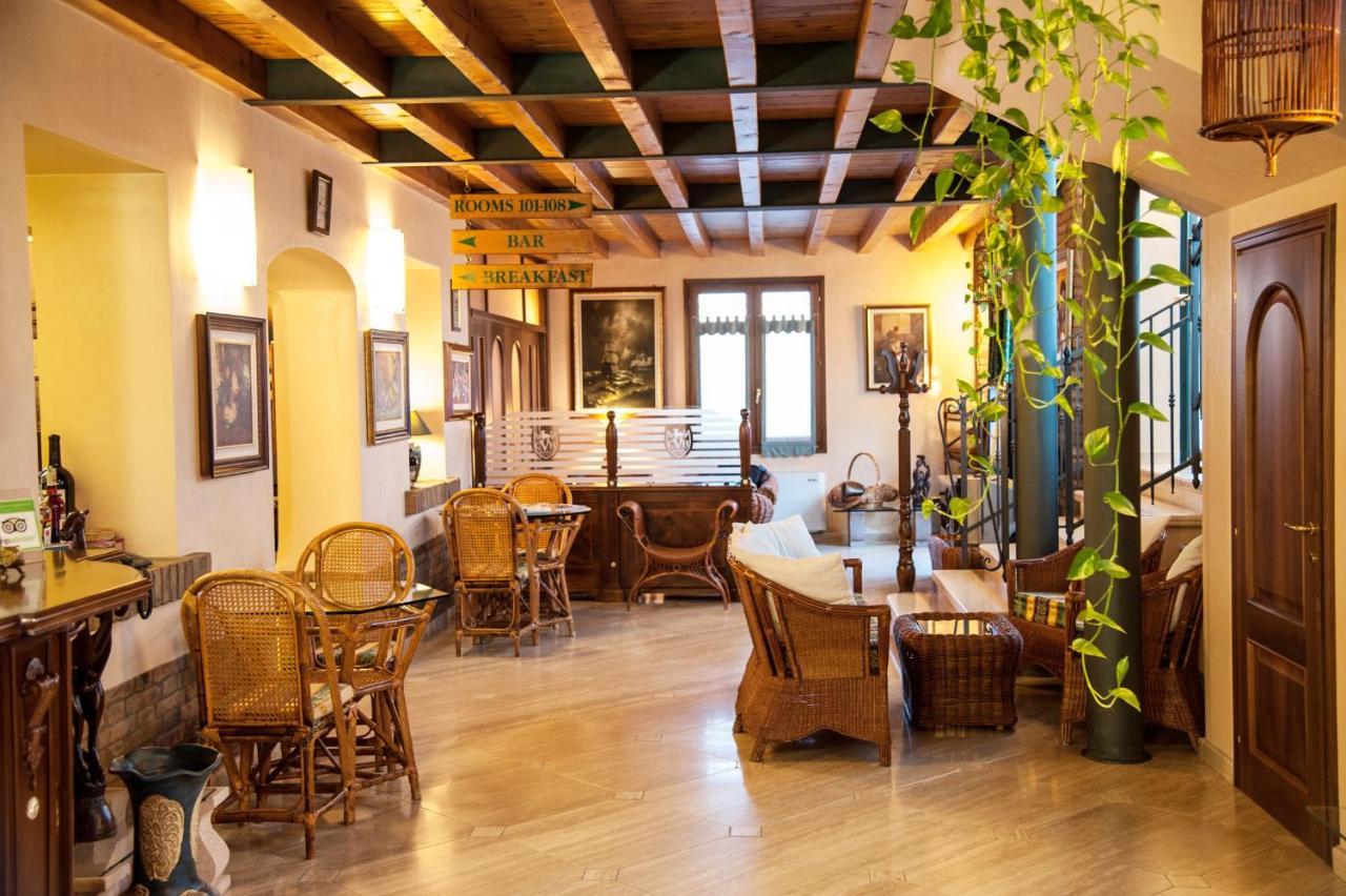 Hotel Corte Vecchia San Prospero ภายนอก รูปภาพ
