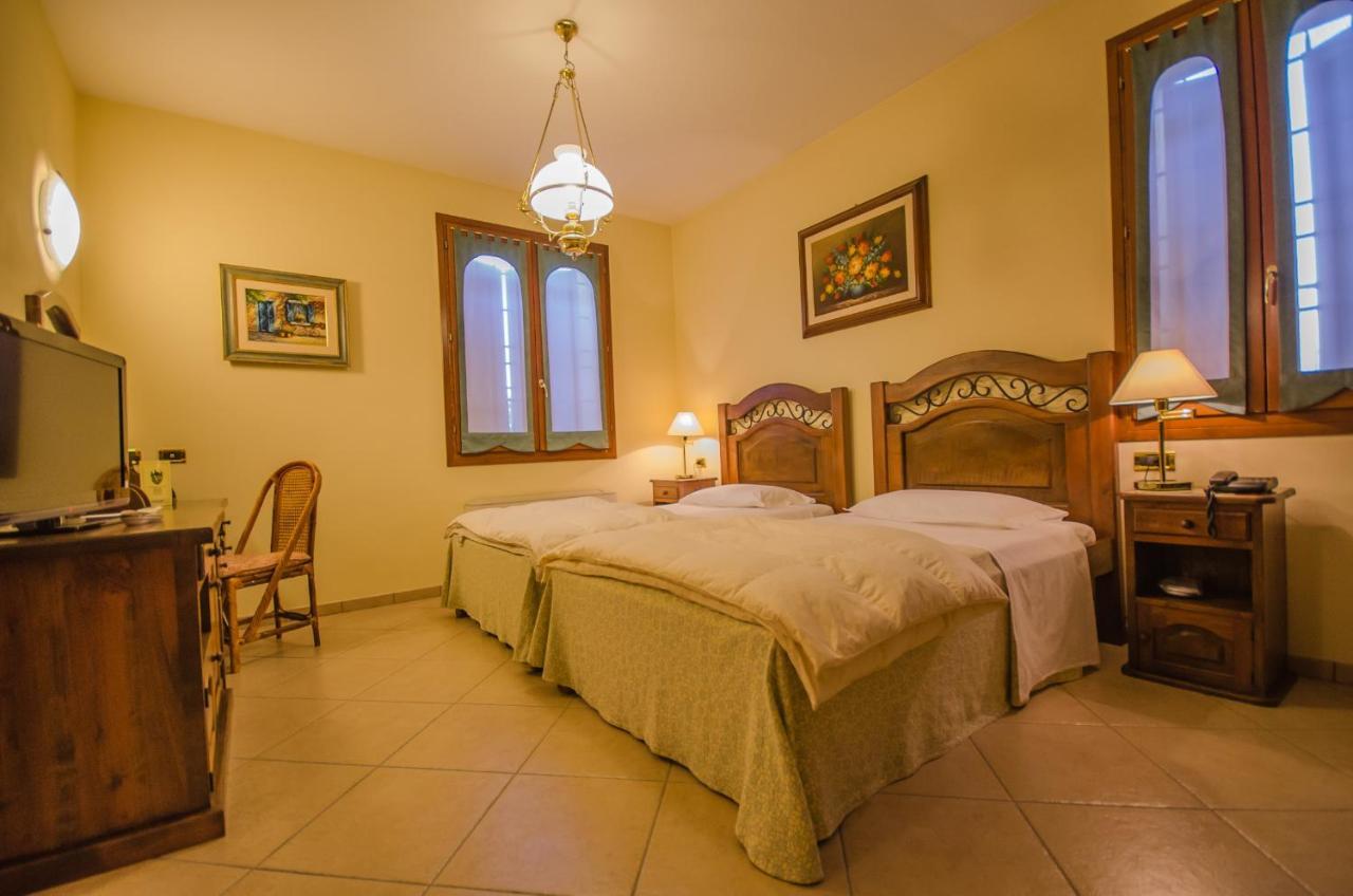Hotel Corte Vecchia San Prospero ภายนอก รูปภาพ
