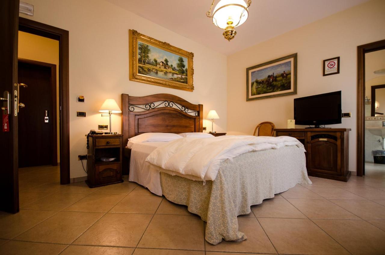 Hotel Corte Vecchia San Prospero ภายนอก รูปภาพ