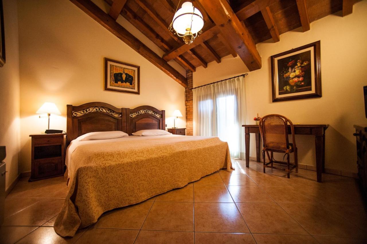 Hotel Corte Vecchia San Prospero ภายนอก รูปภาพ