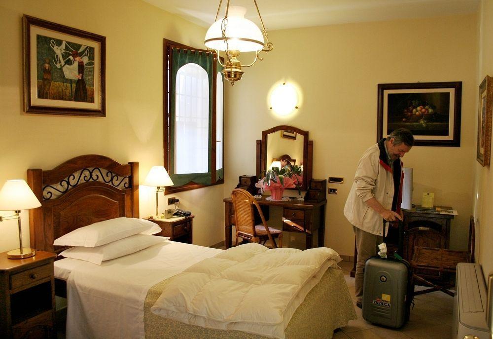 Hotel Corte Vecchia San Prospero ภายนอก รูปภาพ
